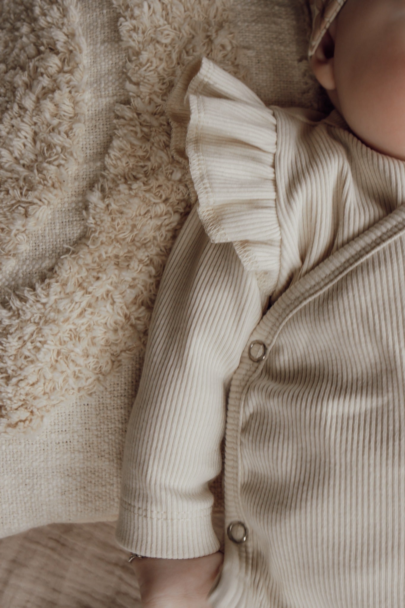 Meisjes overslagshirtje ribstof beige ruffle