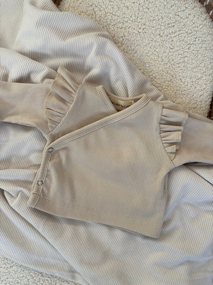 Meisjes overslagshirtje ribstof beige ruffle