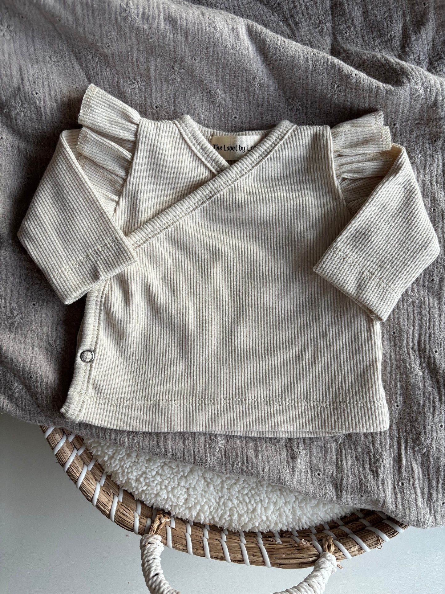 Meisjes overslagshirtje ribstof beige ruffle