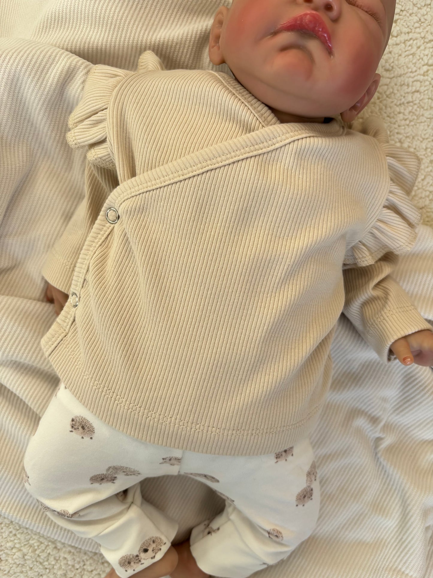 Meisjes overslagshirtje ribstof beige ruffle