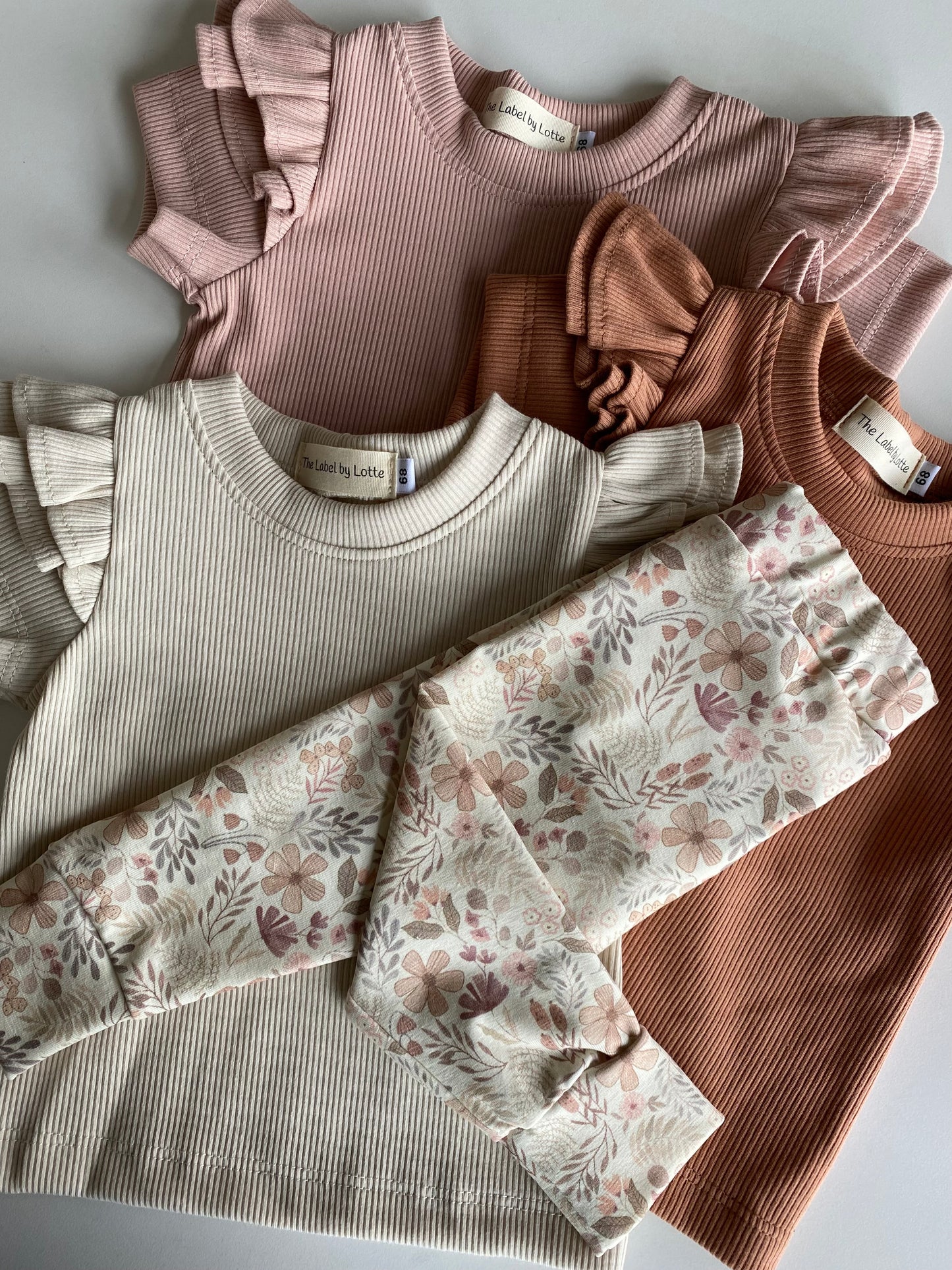 Meisjes T-shirt dubbel ruffletje peach – The Label by Lotte