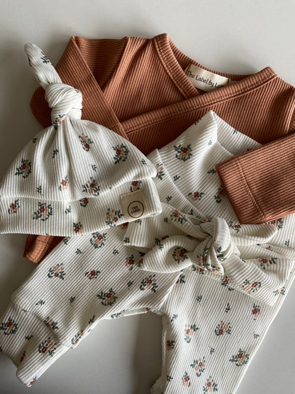 Meisjes newborn set Lola bloemenprint – broekje & knoopmutsje