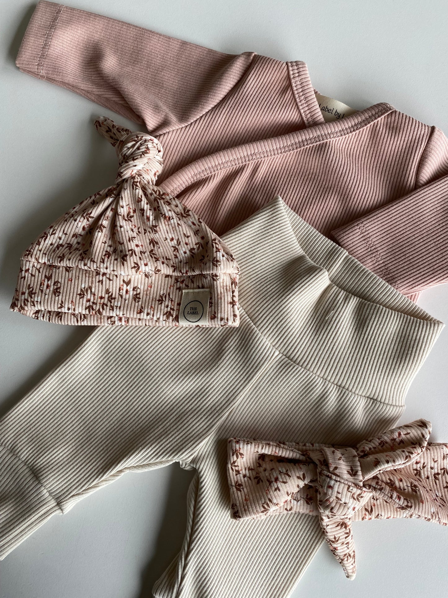 Uniseks newborn broekje ribstof beige