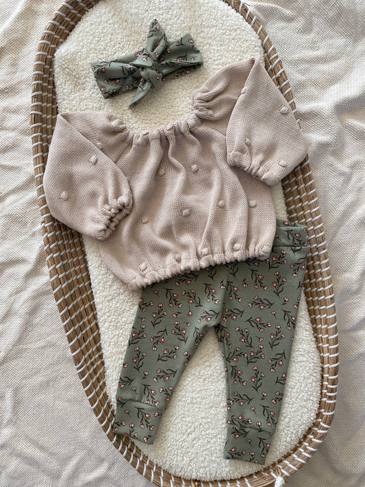 Gebreide meisjes trui met bolletjes beige