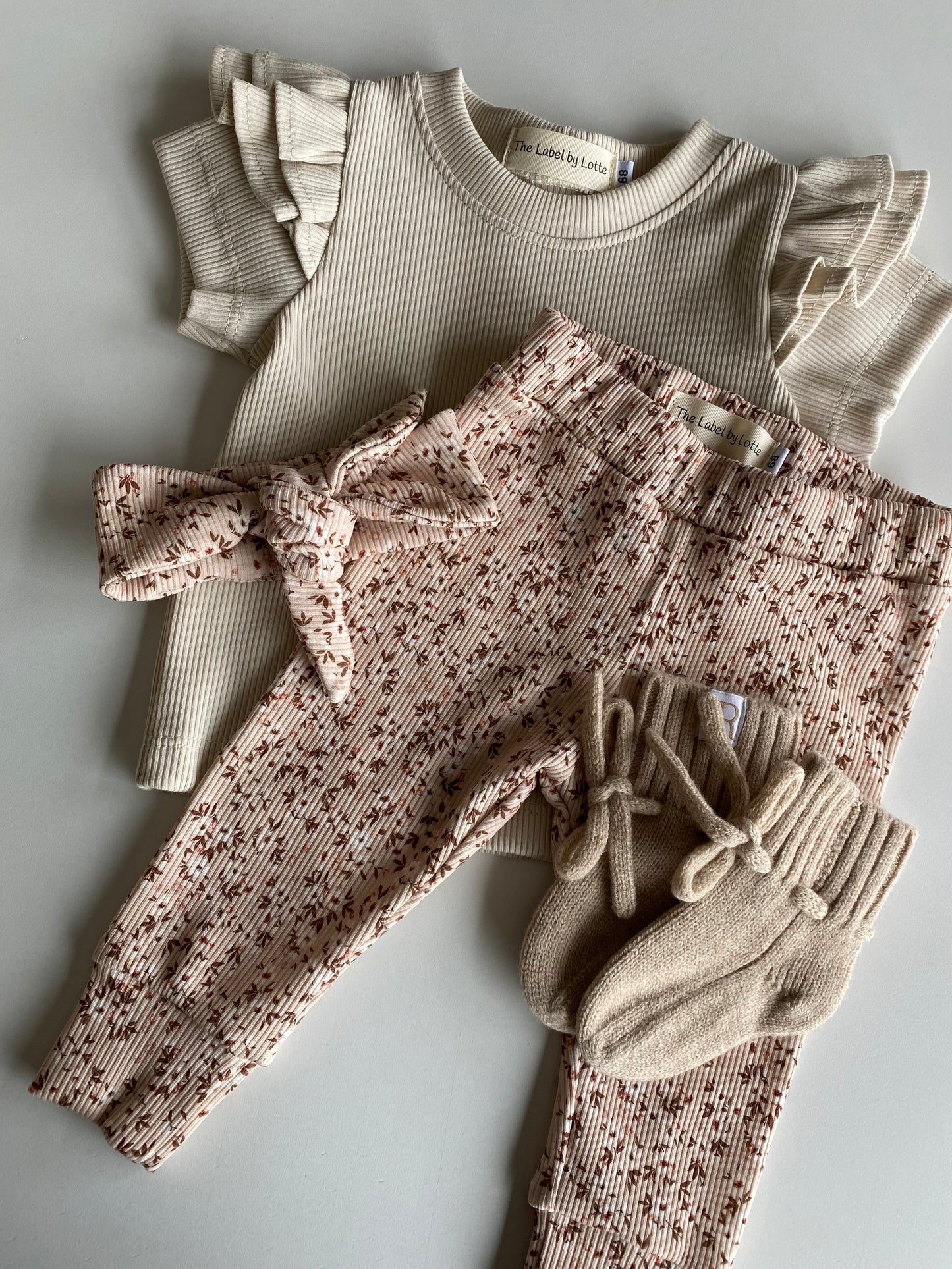Meisjes T-shirt dubbel ruffletje beige – The Label by Lotte