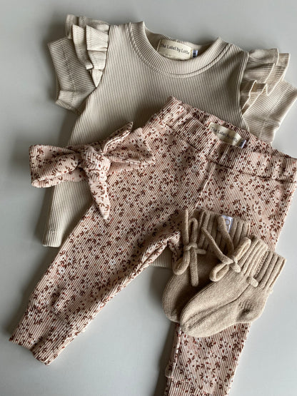 Meisjes T-shirt dubbel ruffletje beige – The Label by Lotte