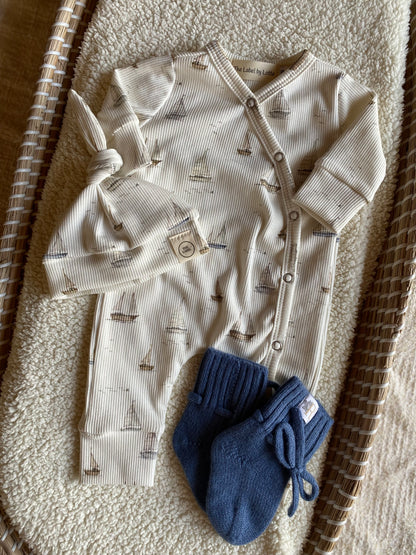 Jongens boxpakje zeilbootjes offwhite