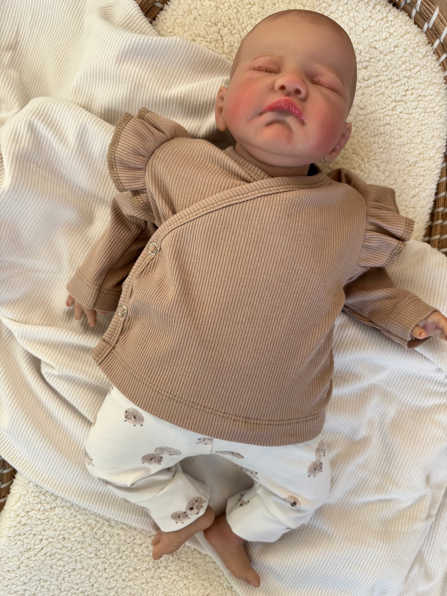 Meisjes overslagshirtje ribstof zand ruffle