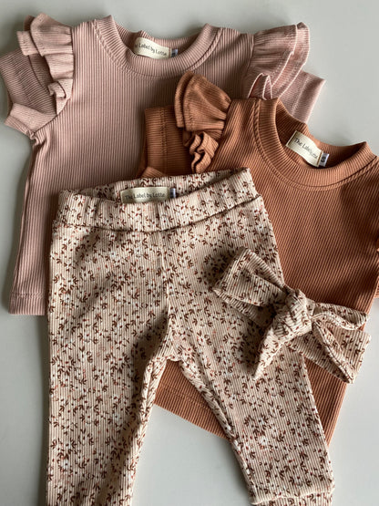 Meisjes T-shirt dubbel ruffletje peach – The Label by Lotte