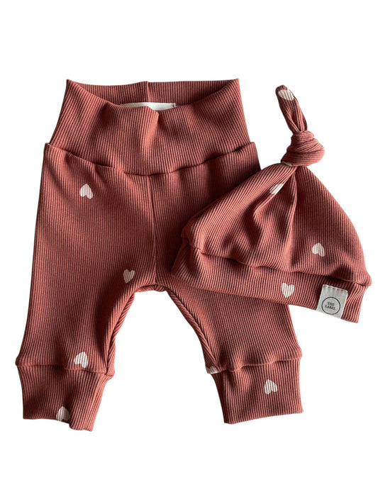 Meisjes newborn set hartjesprint brique zand – broekje & knoopmutsje