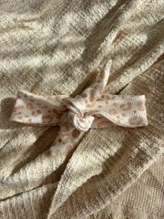 Meisjes haarbandje Loué panterprint peach/wit