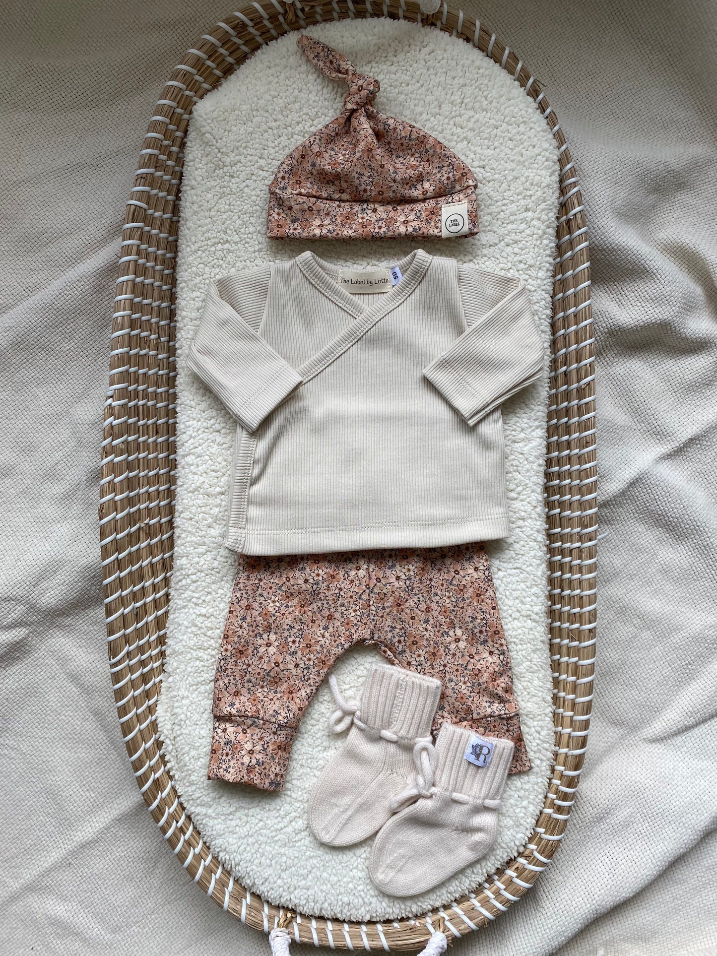 Meisjes newborn set bloementjesprint zand/bruin – broekje & knoopmutsje