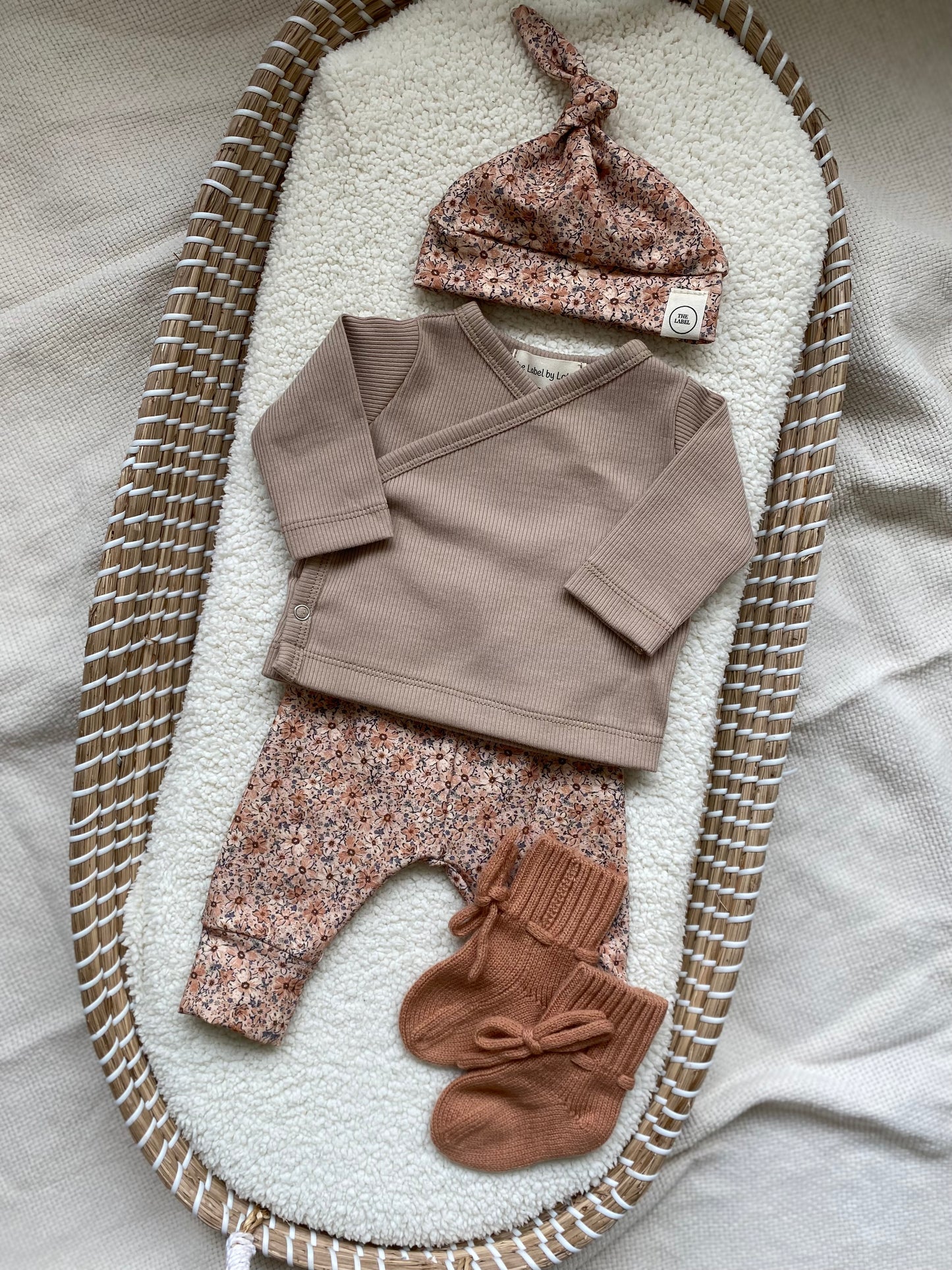 Meisjes newborn set bloementjesprint zand/bruin – broekje & knoopmutsje