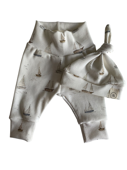 Jongens newborn setje ribstof zeilbootjesprint – broekje & knoopmutsje