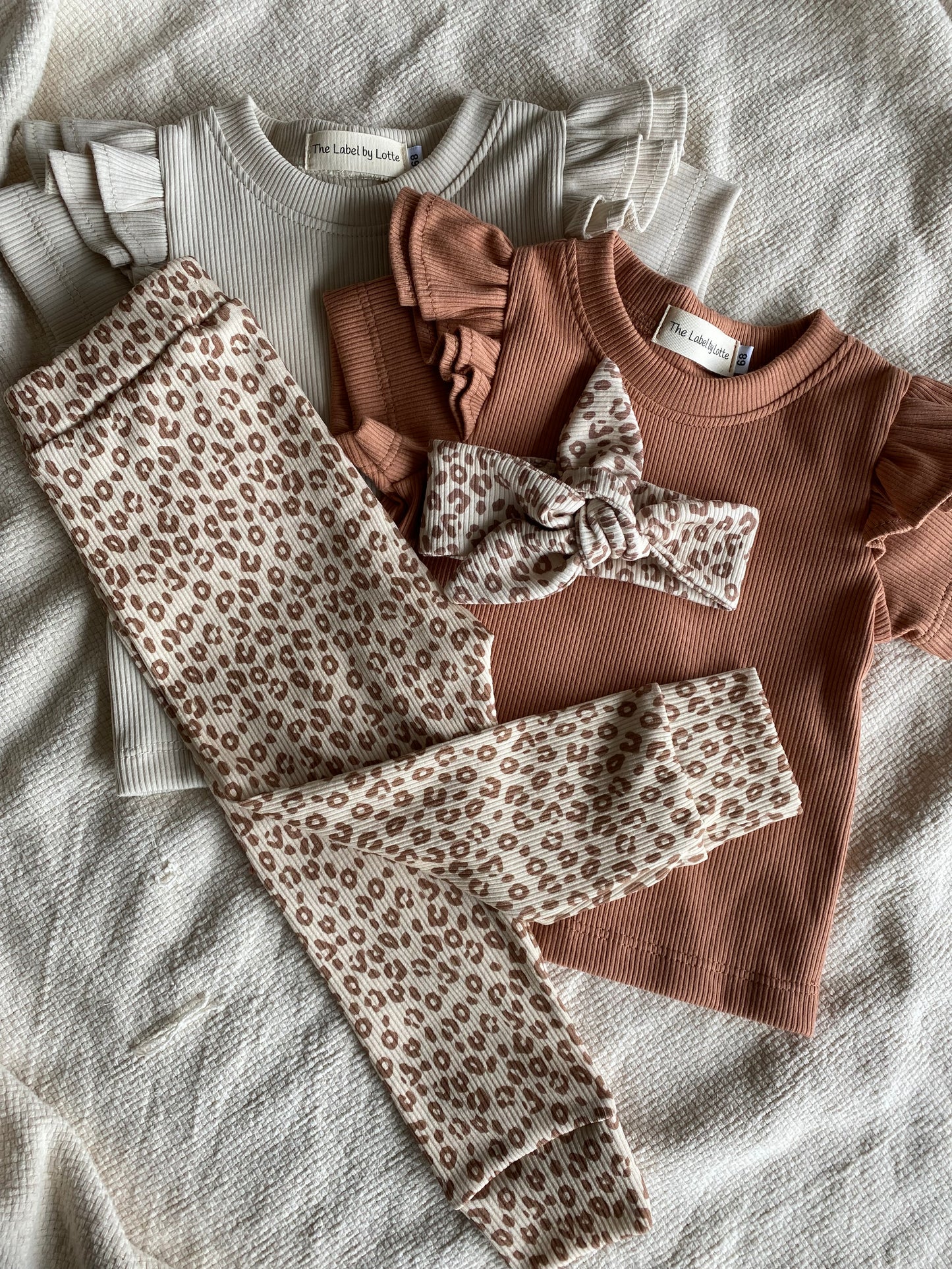 Meisjes T-shirt dubbel ruffletje peach – The Label by Lotte