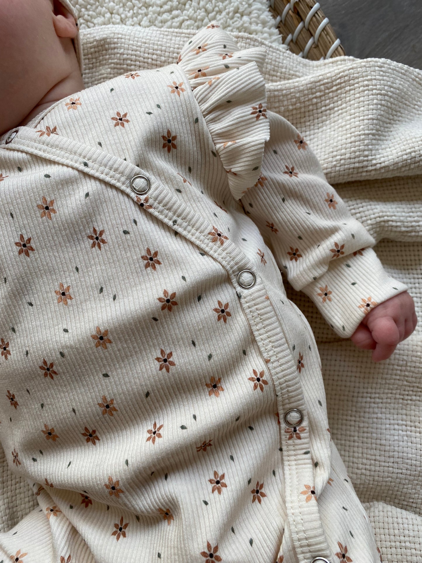 Boxpakje Jinthe bloemenprint met ruffle beige ribstof