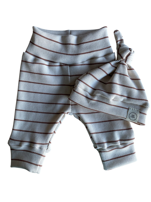 Jongens newborn setje ribstof streepjes bruin/beige – broekje & knoopmutsje
