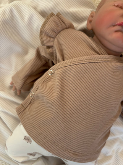 Meisjes overslagshirtje ribstof zand ruffle