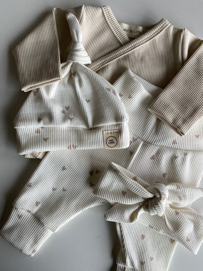 Newborn broekje | Lia hartjes beige