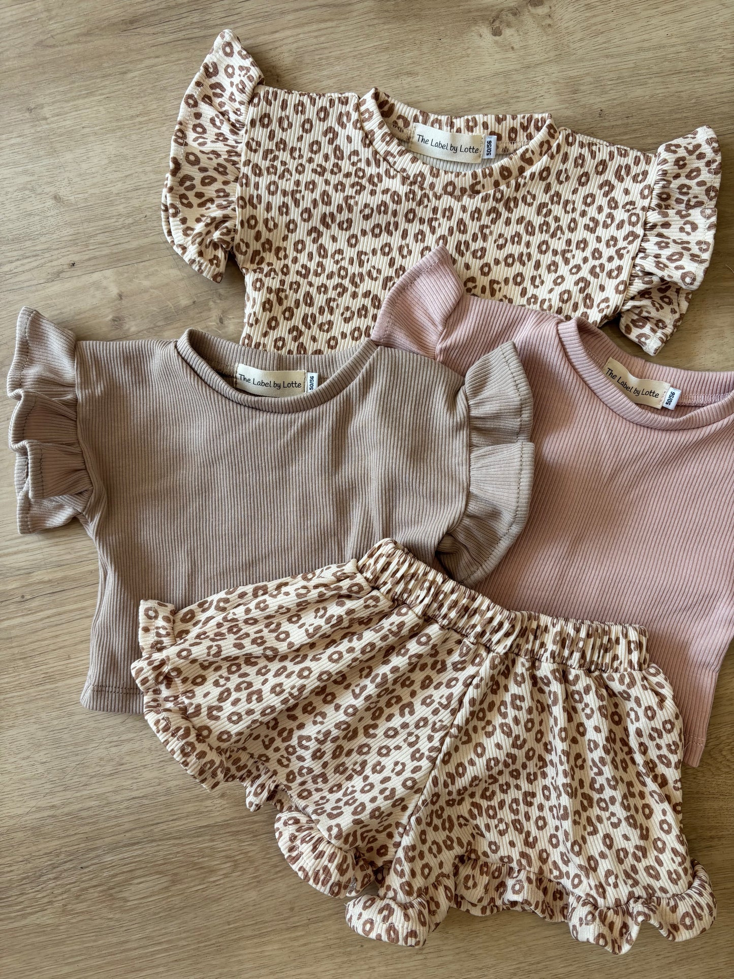 Shirtje met ruffles Zand