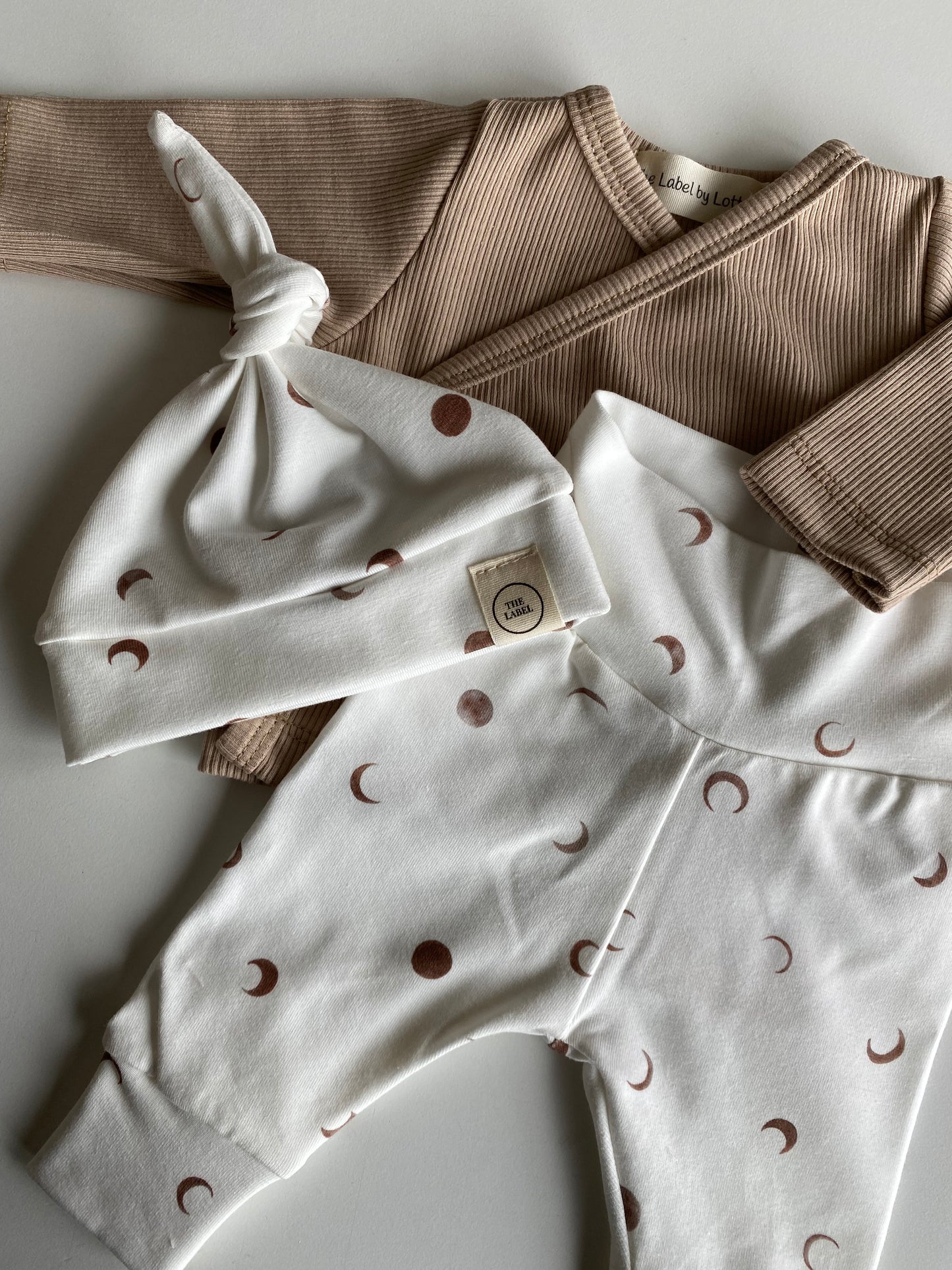 Uniseks newborn set maantjesprint wit-bruin – broekje & knoopmutsje