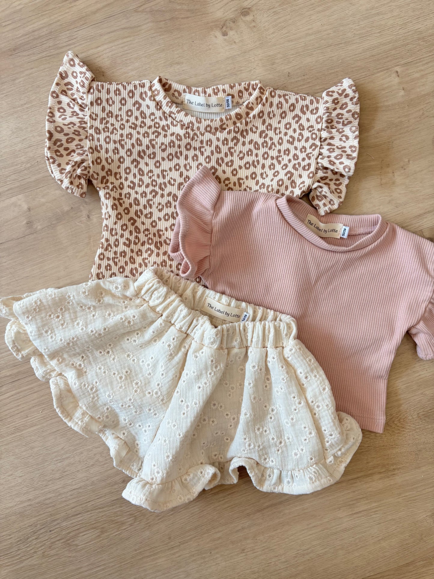 Shortje met ruffles Broderie