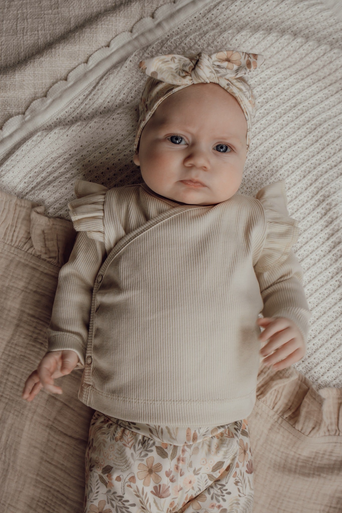 Meisjes overslagshirtje ribstof beige ruffle