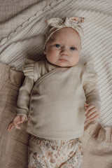 Meisjes overslagshirtje ribstof beige ruffle