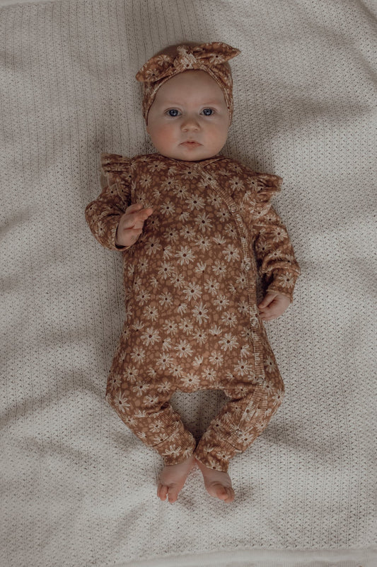 Boxpakje voor meisjes met bloementjes gemaakt van roestkleurige ribstof