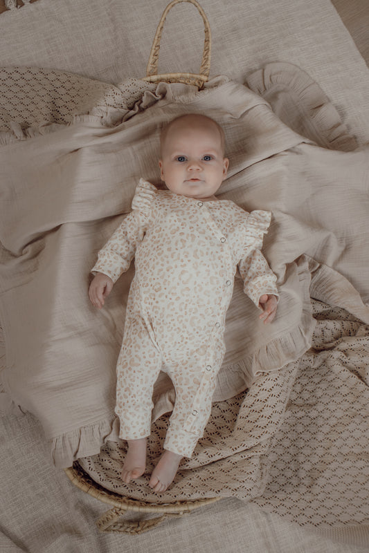 Wit boxpakje voor meisjes met perzik kleurige panterprint gemaakt van ribstof