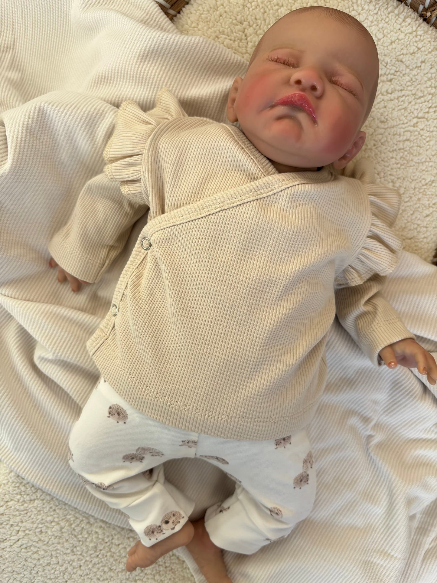 Meisjes overslagshirtje ribstof beige ruffle