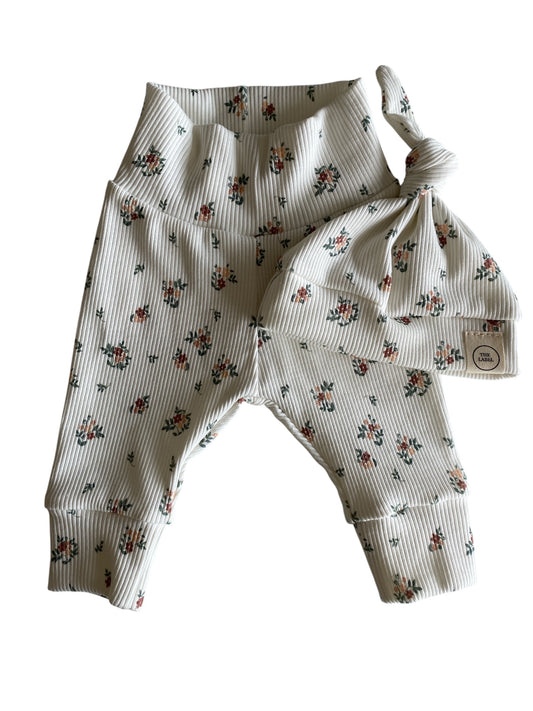 Meisjes newborn set Lola bloemenprint – broekje & knoopmutsje