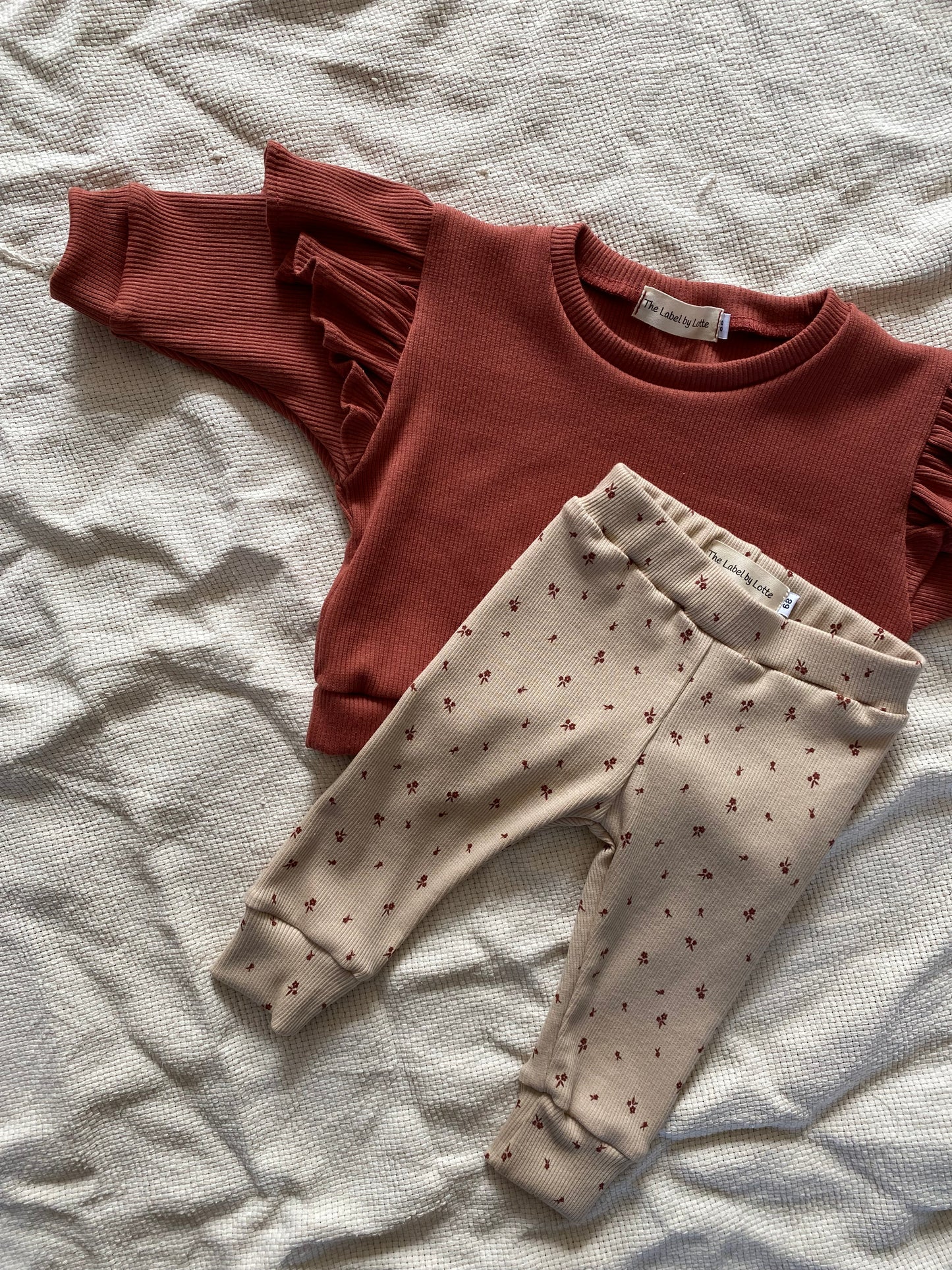 Meisjes babybroekje kleine bloementjesprint zand brique ribstof