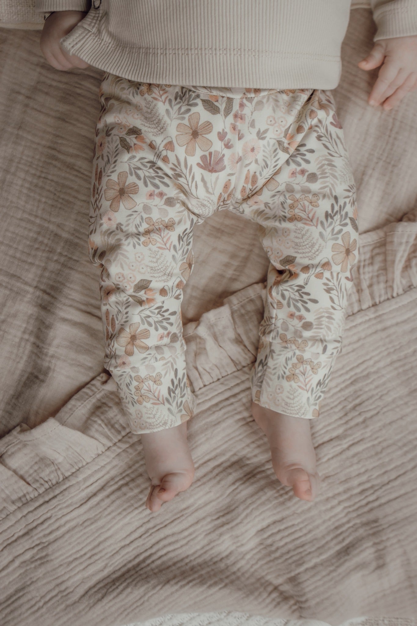 Newborn broekje Lina bloemen