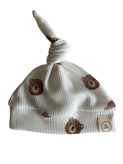 Newborn uniseks knoopmutsje beertjes offwhite