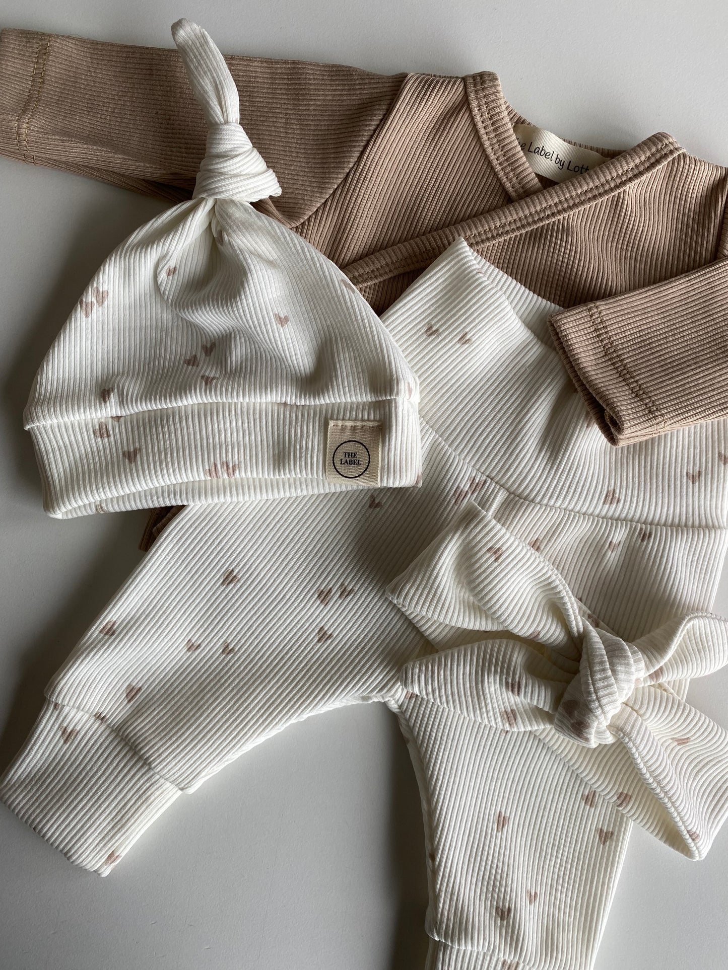 Newborn broekje | Lia hartjes beige