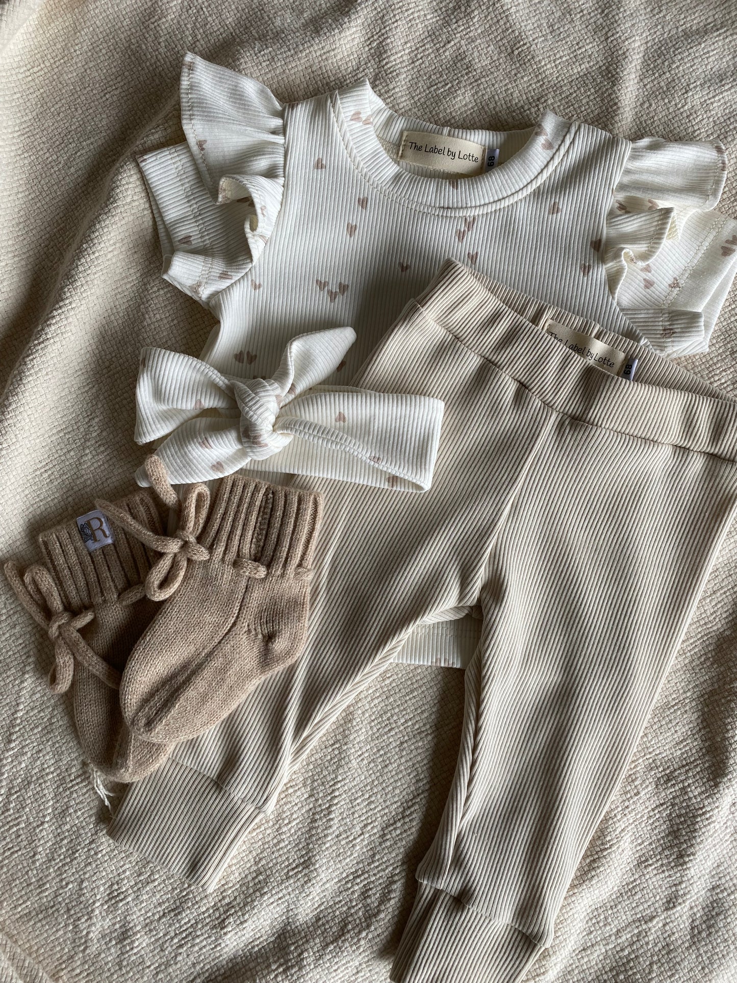 Meisjes T-shirt ruffle Lia hartjesprint zand – The Label by Lotte