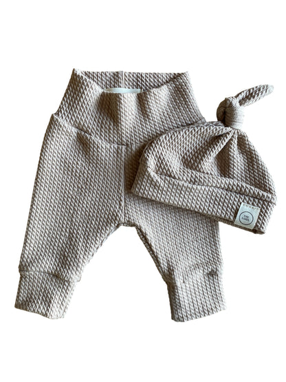 Jongens newborn set kabel donker beige – broekje & knoopmutsje