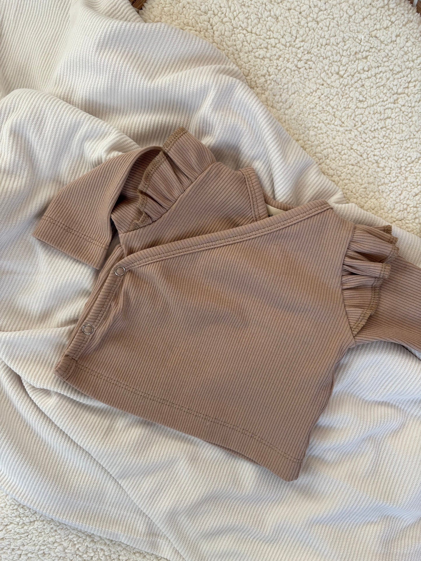 Meisjes overslagshirtje ribstof zand ruffle