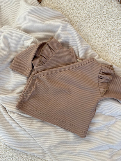 Meisjes overslagshirtje ribstof zand ruffle