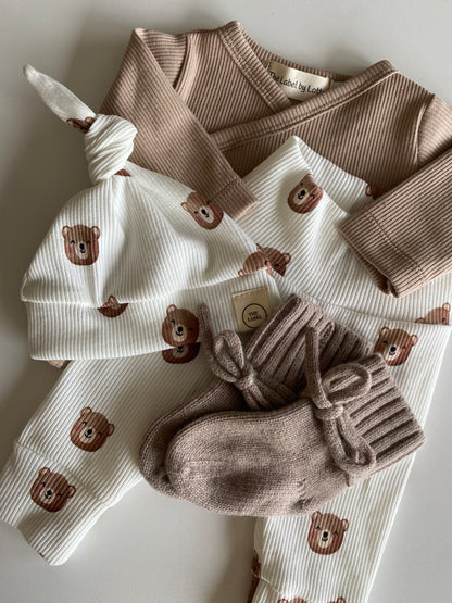 Uniseks newborn set beertjesprint – broekje & knoopmutsje