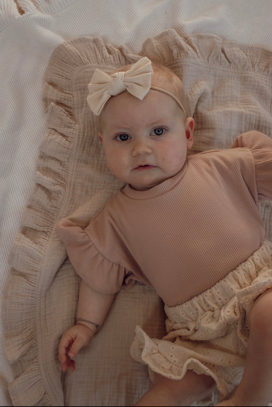 Shirtje met ruffles blush roze