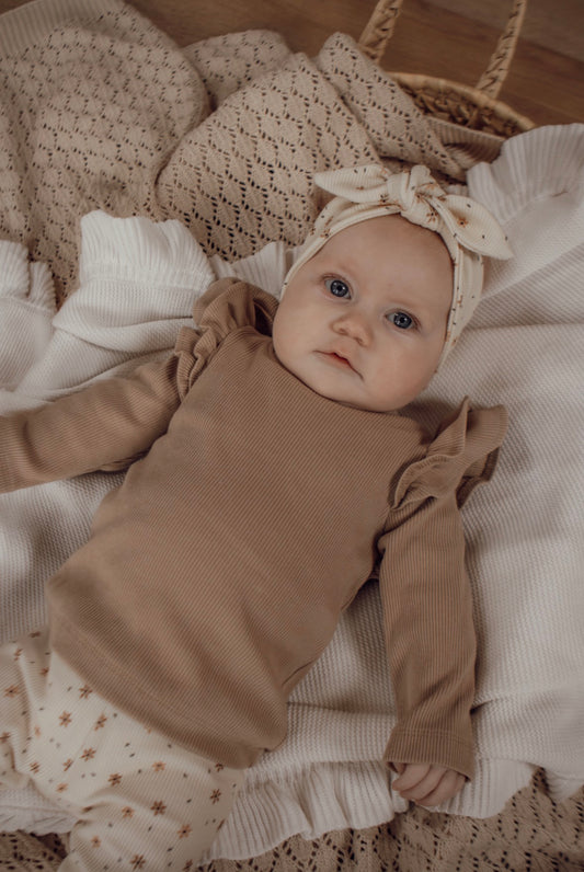 Meisjes t-shirt dubbel ruffletje ribstof zand