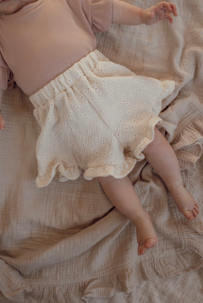 Shortje met ruffles Broderie