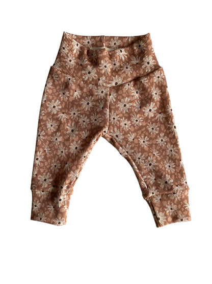 Newborn broekje Fem bloemenprint roest