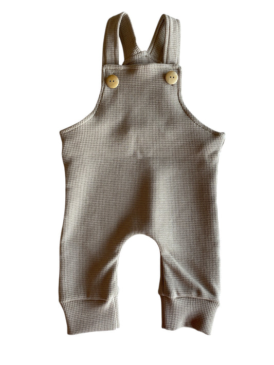 Uniseks baby tuinbroekje wafelkatoen donkerbeige – verstelbare salopette – The Label by Lotte
