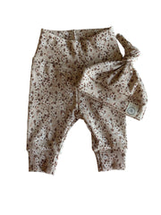 Meisjes newborn set Lou bloemenprint zachtroze – broekje & knoopmutsje