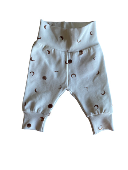 Uniseks newborn broekje bruine maantjesprint wit