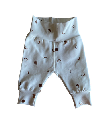 Uniseks newborn broekje bruine maantjesprint wit