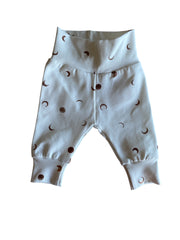 Uniseks newborn broekje bruine maantjesprint wit